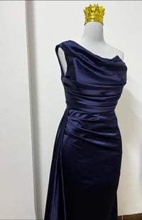 فستان سهرة • ساتان كحلي • مقاس ٤٠