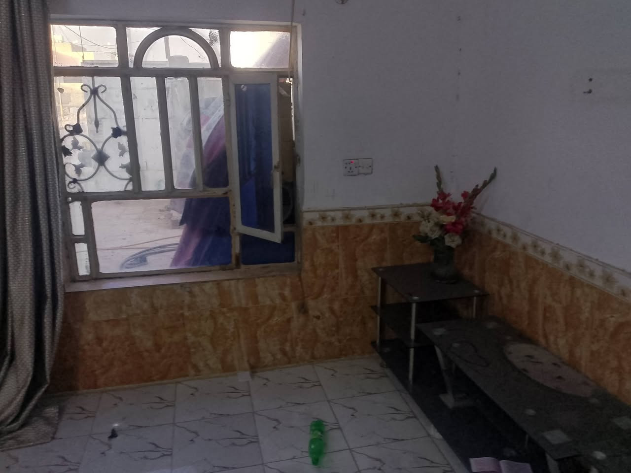 سلام عليكم يوجد بيت للبيع بلبراكيه بشارع المعمل يم جامع الخزاعلة ٣٠٠متر عن شارع المعمل جاهز التطويب يتكون من غرفه وبراني وصاله ومطبخ وحمام داخلي وخارجي وحديغه وقراج سياره وطارمه المساحه ١٧٠ شارع تبليط عرضه ١٢ متر باب البيت الاستفسار تصل***********
