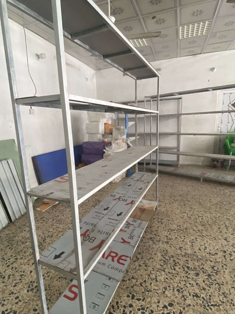 رفوف ميز اثنين حجم طول 1.90 والعرض  2.00 واحد طول1.90 والعرض 3.00 أمتار سعر 400الف وبيه مجال المكان النجف الاشرف الرقم .***********
