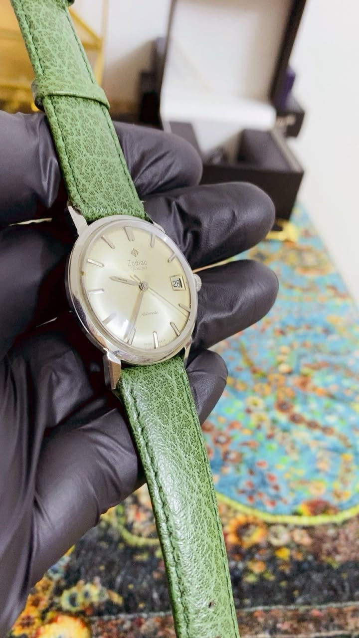 السلام عليكم
ساعه ماركة زودياك العريقه فنتج قديم أصلي 

المواصفات

الماكنه أوتوماتيك 

منفذ شهري عله رقم 3 

القطر 36 

سير وبك مستبدل 

السعر 200$


**إذا كنت صاحب هذا الإعلان وتريد حذفه لأي سبب، رجاءا أرسل رسالة إلى الدعم الفني**