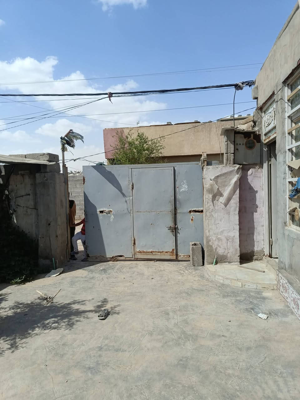 السلام عليكم
بيت للبيع في كربلاء مجاور جامعه كربلاء 
البيت قريب على طريق الزوار 
يبعد عن الامام مسافه 10 دقائق 

يحتوي البيت على 
1-استقبال
2-غرفه
3-غرفه ثانيه عوزها  سياج واحد وتكمل
4-مطبخ
5-صحيات خارجيه وداخليه 

مساحه البيت 170 متر
عقد زراعي سند 35 

سعر البيت 15 مليون 
للاستفسار أكثر 
***********
***********
