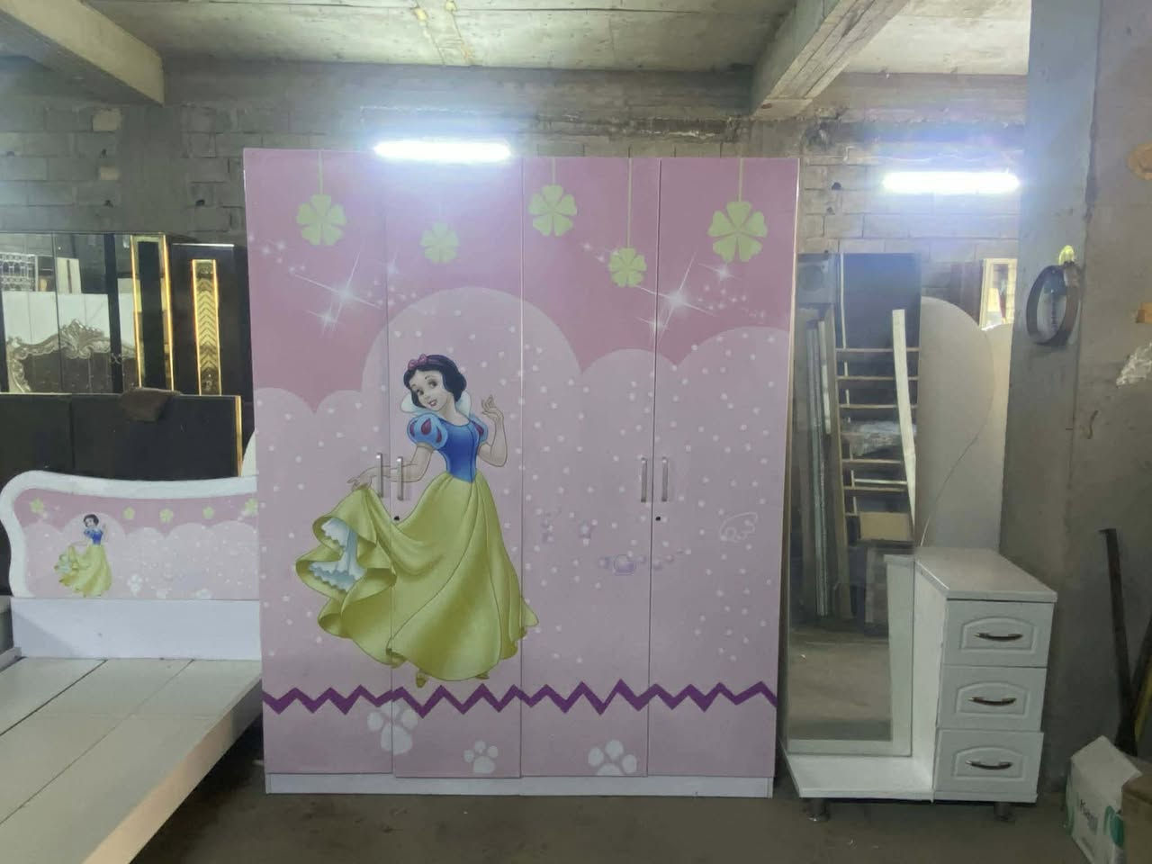 غرفت اطفال  نضيفه كلش السعر 200 وبي مجال. كنتور + 2 سرير + 2 كومدي +ميز توليت.  تواصل ع رقم ‭0788 894 9966‬
