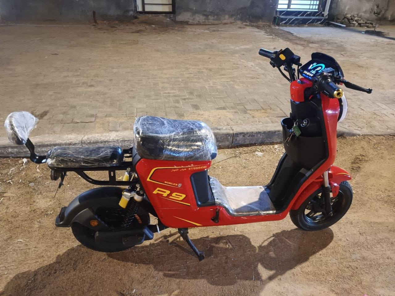 السلام عليكم  ار 9 مديل 26 لون احمر ستخدام شهر فقط 
5 بطاريات دبل حجم كبير 32 امبير ونلي 
4نمر سرعه 109 سرعه حقيقيه 70 
كهربايات كله شغاله لايت عالي وناصي دبل اشاره اشاره يمنه ويسره وهورن وبلوتوث شاحنه الاصليه ابلاد وياها سويجين وبصمه وكارت 
دراجه مكفوله كفاله عامه حته من الزلغ 
تجي وشوف بعينك السعر 480 وبيها مجال قليل حك الجيه  بيع مستعجل 
واتساب *********** 
العنوان بصره دور الشرطه قرب المعارض الجديده
