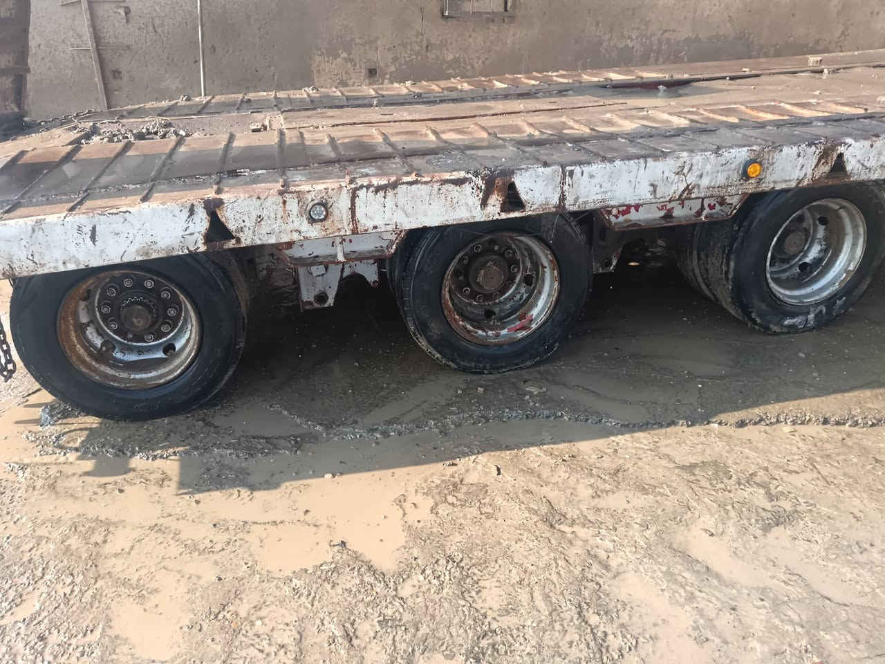 سلام عليكم لودر تركية 3دناكير مجموع سبرنك تاير 17 طول 7وعرض 3 ***********
