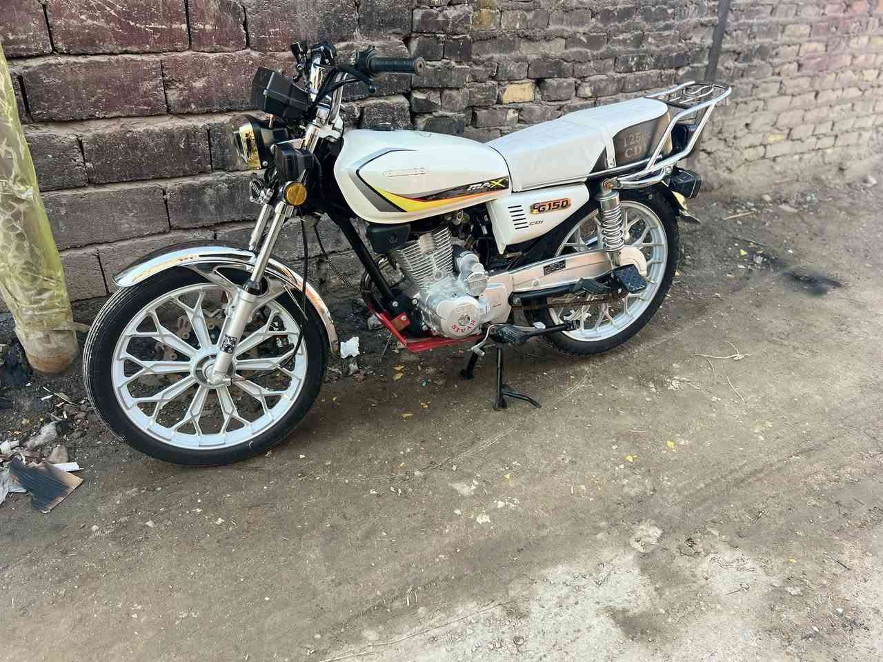 سلام عليكم سيفان موديل ٢٠٢٤درجه مكفوله
جديده حيل وسعر ٦٢٥ وبيه مجال 

المكان حله سياحي ***********
