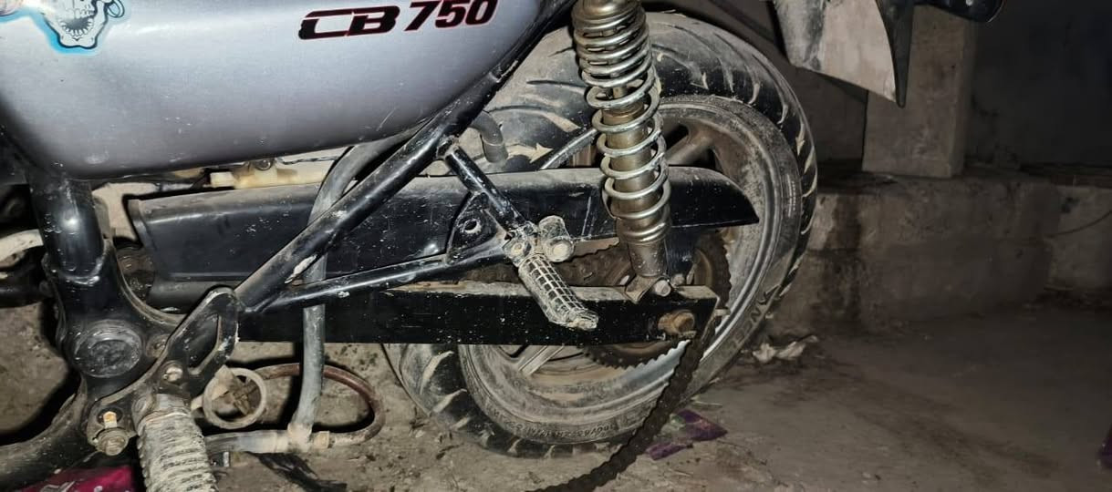 للبيع بطح 750  عاطل فار يطق  محرك مفلش   كابريتات  موجوده  كور  سلندر    ذراعات محرك كامل ***********   مكانو شرقاط
