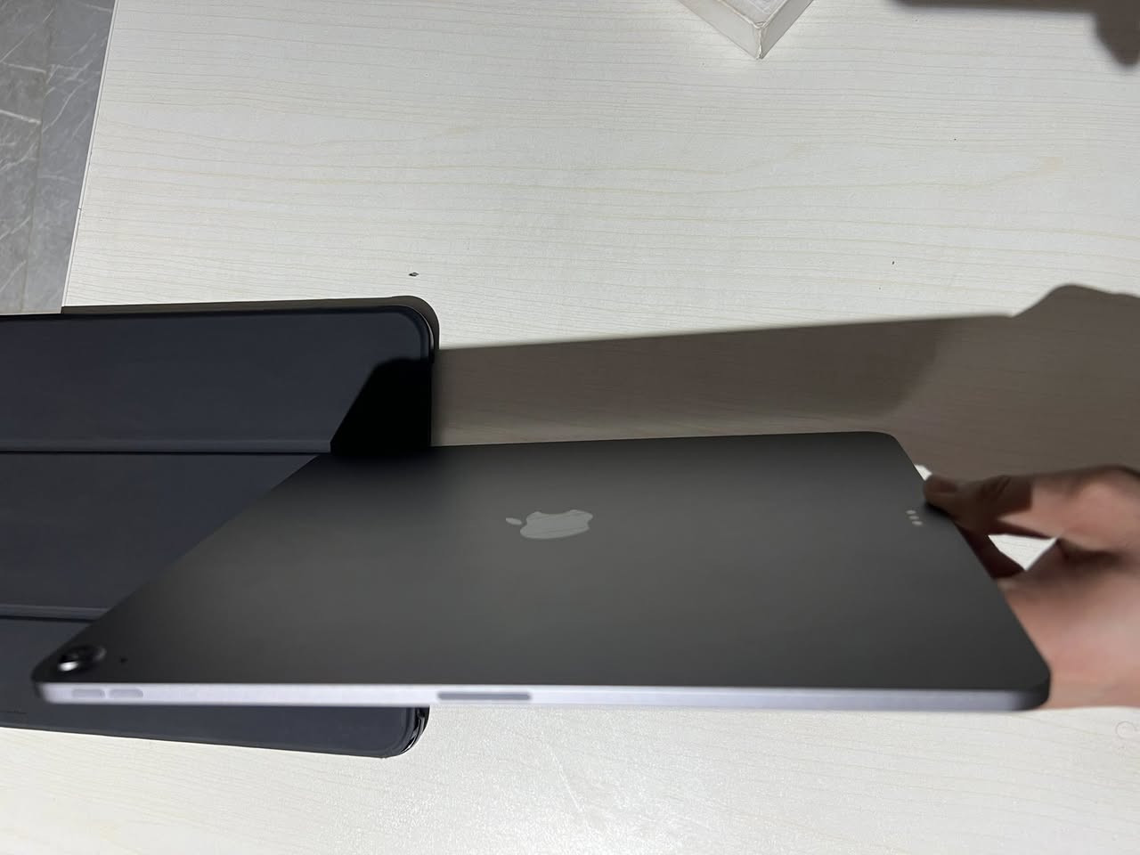ايباد Air 13-inch m3
جهاز مكفول كفاله عامه زلغ مابي 
غراضه كلها كامله ولزكه وحافضه جدد 
بطاريته ٩٧ مشحون ١١٥ مره 
والجهاز بصمه 
سعره قفل ٧٥٠ 
مماني دوره ***********
جهاز دبل سماعه ويخبل
