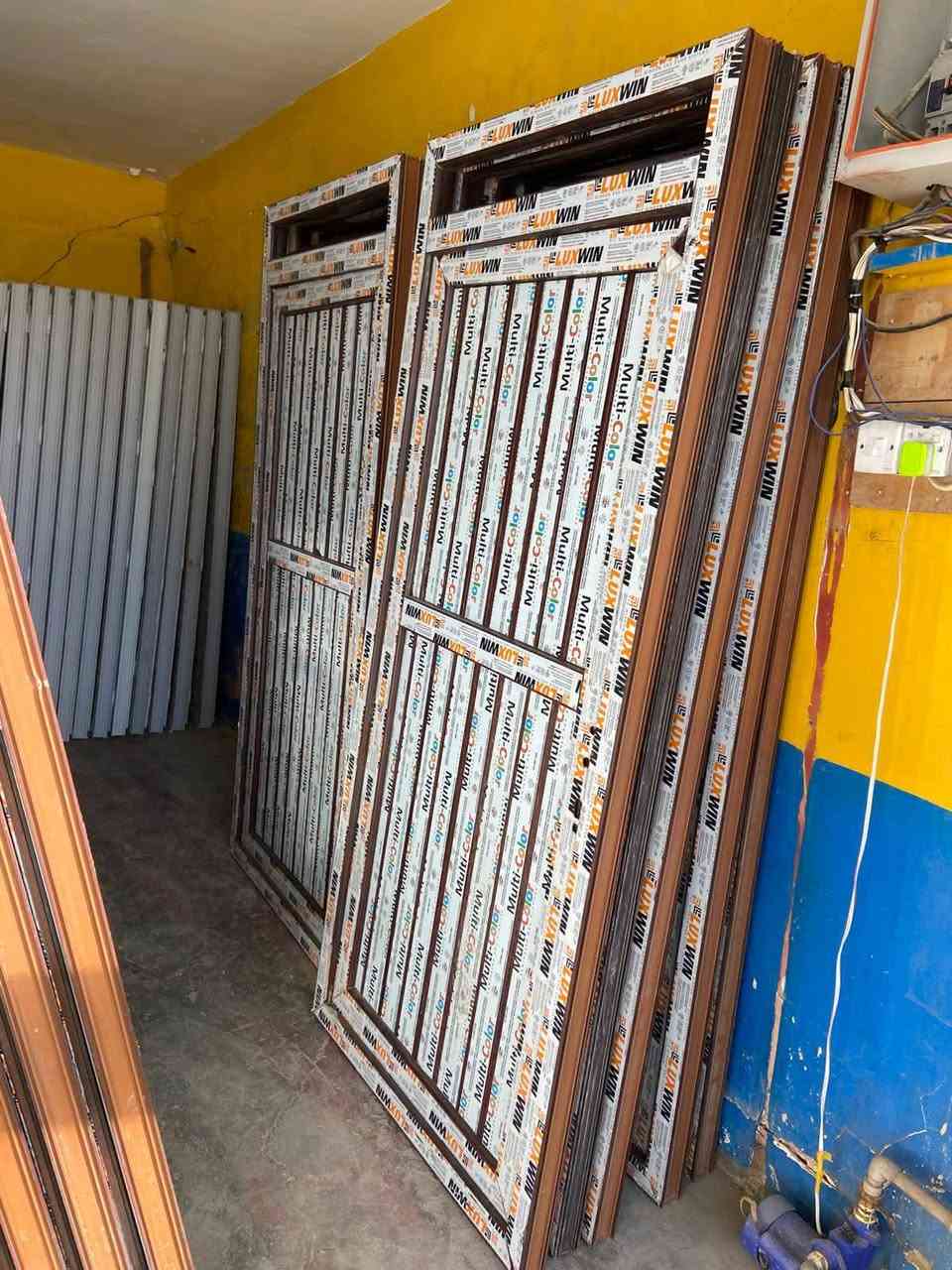 ***********
***********
العنوان تكريت شارع الحولي مال زهور قرب مدرسه نضام مجاور الصيدلية 
ابواب بلاستك جديد الابيض بسعر 60الف والجوزي بسعر 90الف وابواب وشبابيك حديد بسعر مناسب
