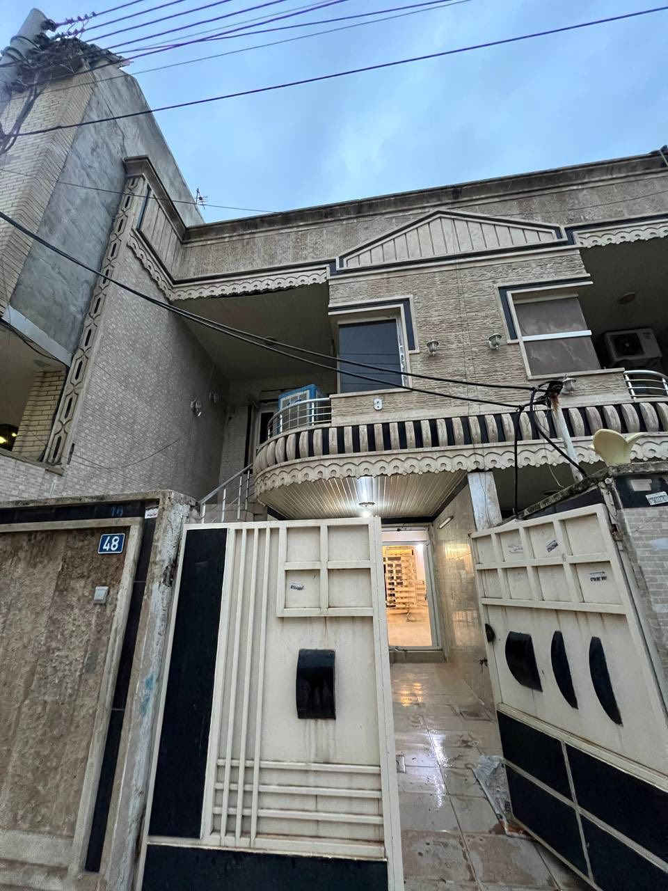 للبيع بيت ١٠٠ متر
٣ غرف نوم وصاله و مطبخ و صحيات داخليه و خارجيه وكراج سياره وحده و درج خارجي 
العنوان اربيل حي كويستان قرب بارك البيشمركه 
السعر ١١ دفتر و بي مجال 
***********
