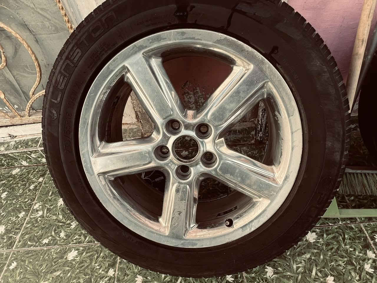 قياس ١٨ يرهم كوري وياباني وامريكي فورد شوفر وعلى اغلب السيارات تقريبا
مع تخم تاير حجم ١٨ ٢٣٥ ٥٥ 

انتاج ٢٤

التايرات زوج جدد وزوج بيهن ملاحظة

الويل بدون عواج او تصليح او لحيم 

واحد منهم صارله فوك السنة بي فطر كلش ناعم وممأثر على شي والباقيات نضافتهن كدام العين 

حتى بلنص ماخذلهن مع حساسات 

السعر ٢٥٠ وبي مجال 

***********

مكان الدورة ابودشير
