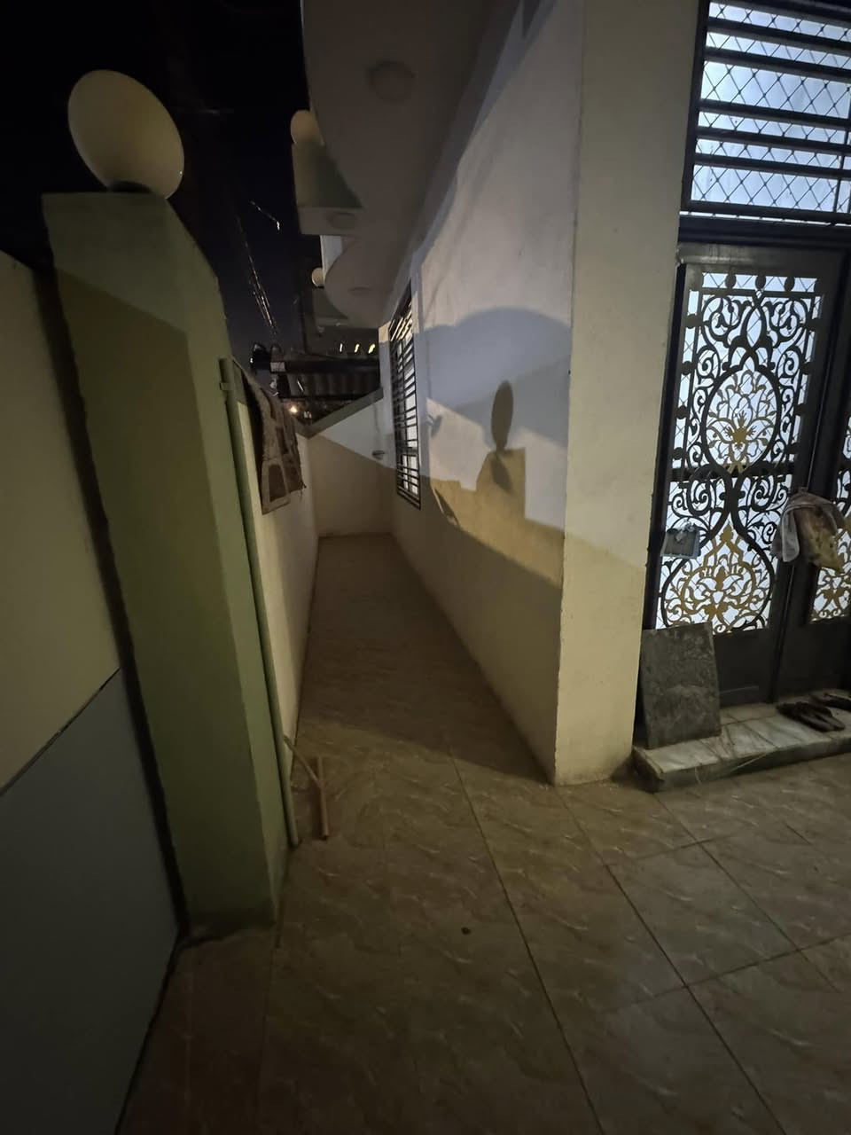 دار للايجار حديث مؤثث ✌🏻

الموقع / حي الصحة مقابيل مارينا  🏚️

المساحة /200

التفاصيل / 

الطابق الارضي / غرفتين  نوم ومطبخ وصحيات عدد ٢صالة هول طارمه ✌️

للاستفسار اكثر/
اتصال او واتساب 

***********
شركة المدهش للعقارات والمقاولات
