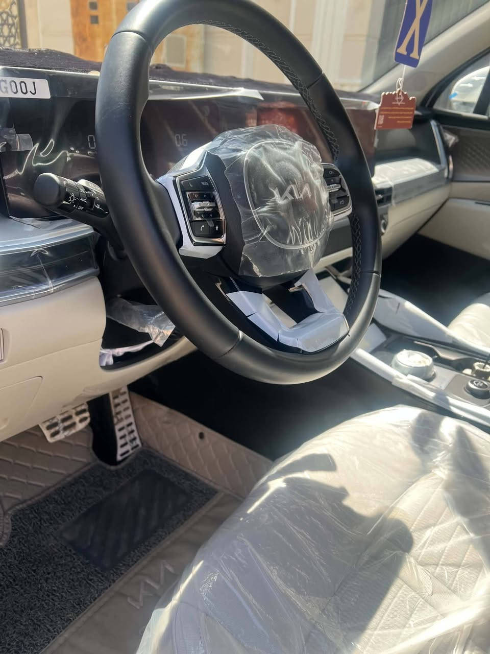 السلام عليكم . سورنتو موديل ٢٥ ضمان الدوليه رقم مثنى كفاله عامه ٦ سلندر ماشيه ٤ الف فقط يعني زيرو مواصفات الدوليه معروفه ويل ٢٠ كامرا خلفيه كير ماوس وباقي المواصفات معروفه رقم مثنى مداور بنفس اليوم مكان سماوه المركز استفسار *********** وبي وات ساب
