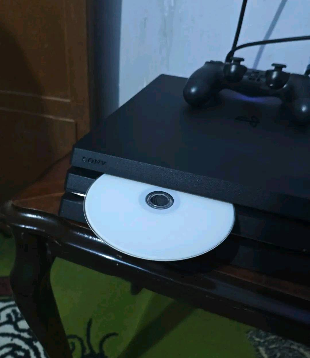 التفاصيل:
النوع: PS4 Pro (النسخة القوية، دقة 4K وأداء سريع).
​الهارد: 1 تيرا (1000 جيجا) - مساحة ضخمة تشيل عشرات الألعاب.
​التهكير: الجهاز مهكر جاهز (نظام مستقر)، تگدر تنزل عليه أي لعبة ببالك ببلاش وبسهولة تامة.
​الحالة: الجهاز فارغ من الألعاب (صفر)، يعني تنصب عليه الألعاب اللي تعجبك وعلى ذوقك.
​النظافة: الجهاز لوز، نظيف جداً وصوته ناصي وما يحمى، ختم الشركة بعده عليه (ما مفتوح للصيانة).
​الملحقات:
​جويستيك  أصلي عدد1
​كامل الوايرات الأصلية (Power, HDMI, USB).
​السعر: (قيم واخذ)
للتواصل: (***********) أو خاص.
​ملاحظة للشراي:
​الجهاز مفحوص وجاهز، وبما إنه مهكر تگدر تمليه ألعاب بمكاتب التنزيل بأسعار رمزية أو تنزلها بنفسك من الإنترنت
