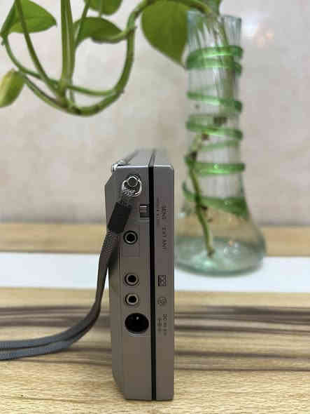 بعد اذن الادمن
راديو سوني 7600d ياباني الصنع ١٩٨٣-١٩٨٧
مواصفات 
١- اربع موجات fm-mw-Lw-Sw .
٢-يعمل على ٦ بطاريات قلم اربعة للراديو و اثنان للساعة .
٣- يعمل على محولة خارجية غير مرفقة معه .
٤- نظام رقمي
‏ (PLL Synthesized Tuning)
٥- 10 ذاكرة مبرمجة لحفظ المحطات .
٦- ساعة مدمجة .
٧- التوليف الدقيق يدويا للموجة القصيرة  Sw .
للحجز مراسلة الصفحة او واتساب على الرقم 
***********
#الجميع
