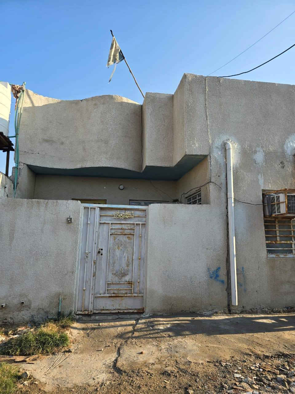 السلام عليكم...
بيت زراعي للبيع المساحه ١٦٨ متر يحتوي على استقبال صاله مطبخ غرفتين نوم صحيات داخليه وصحيات خارجيه ترك خلف البيت طارمه البيت مرتب يقع صوب بني ركاب قريب شارع ٣٠ الفرع ثاني شارع من تصعد شارع المشايه على اليمين الاتصال على رقم ***********
