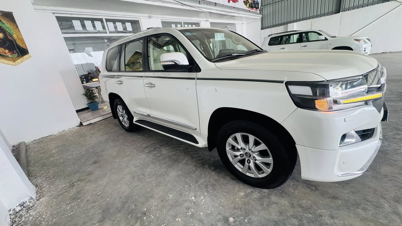 سلام عليكم للبيع لاندكروزر موديل ١٨
وأي تديشن
سيارة جديدة 
ماشيه ٥٥
ترهم مراوس
***********
