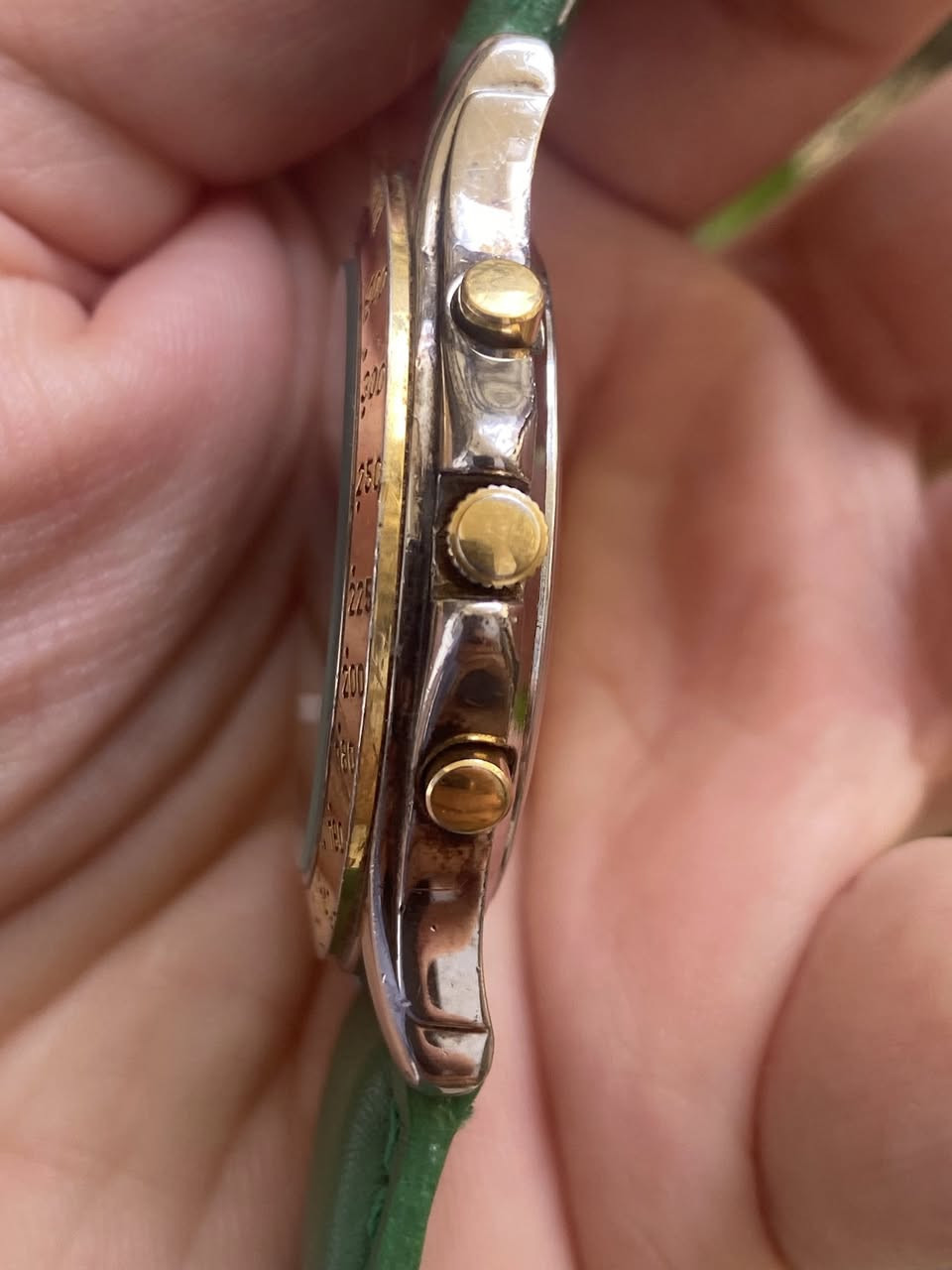 السلام عليكم
جمال القطع اليابانية
ألبا كوارتز بالعلبة الاصلية 
كرونوكراف  
جرص 
سناتر شغالة 
توقيت تلقائي 
طوق بحري 
زجاج زفير 
مقاومة للماء والصدأ
القطر ٣٨
السعر ١٢٥ الف
يوجد توصيل لجميع المحافظات 
***********
