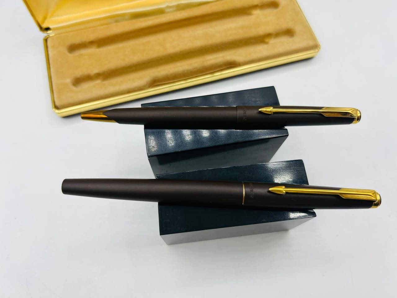 تحية طيبة  ،،، 
      #سيت_اقلام_باركر_فالكون_50 PARKER FALCON  
            الصنع : امريكي #اصلي  ، MADE IN USA  ، 
#جديد غير مستخدم  ، إنتاج #قديم  ، بالعلبة #الأصلية  ، 
حبر + جاف / اصدار #لكر مميز ونادر ، لون بني #مات غير لامع ، طلاء #ذهب ثابت  ، إنتاج الثمانينات  ، 
السعر :  190 الف ، 
يوجد توصيل  .


**إذا كنت صاحب هذا الإعلان وتريد حذفه لأي سبب، رجاءا أرسل رسالة إلى الدعم الفني**