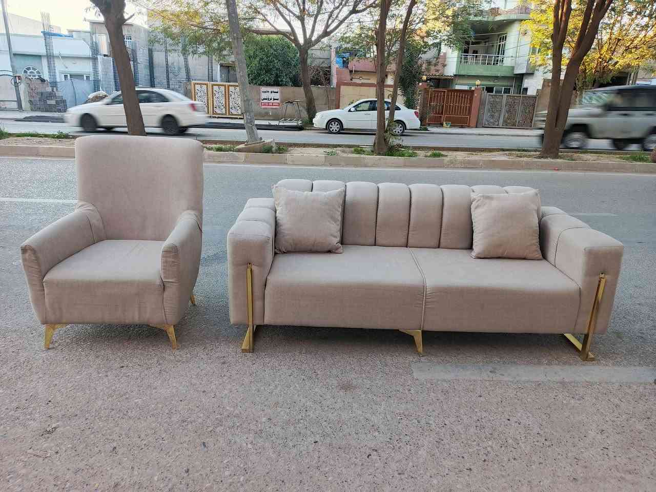 سلاوهاورییان
ئە م تاقمە بۆ فرۆشتن
10نە فە رییە  زۆرتایبە تە 
شیوازی تورکییە
بە لۆکی ماوە تە وە
ژ.م***********
شوین.کە لار
