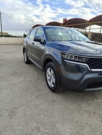 سورنتو موديل 23 امريكيه حادث وباب وجاملغ  بدون دواخل سياره فورويل مكين...