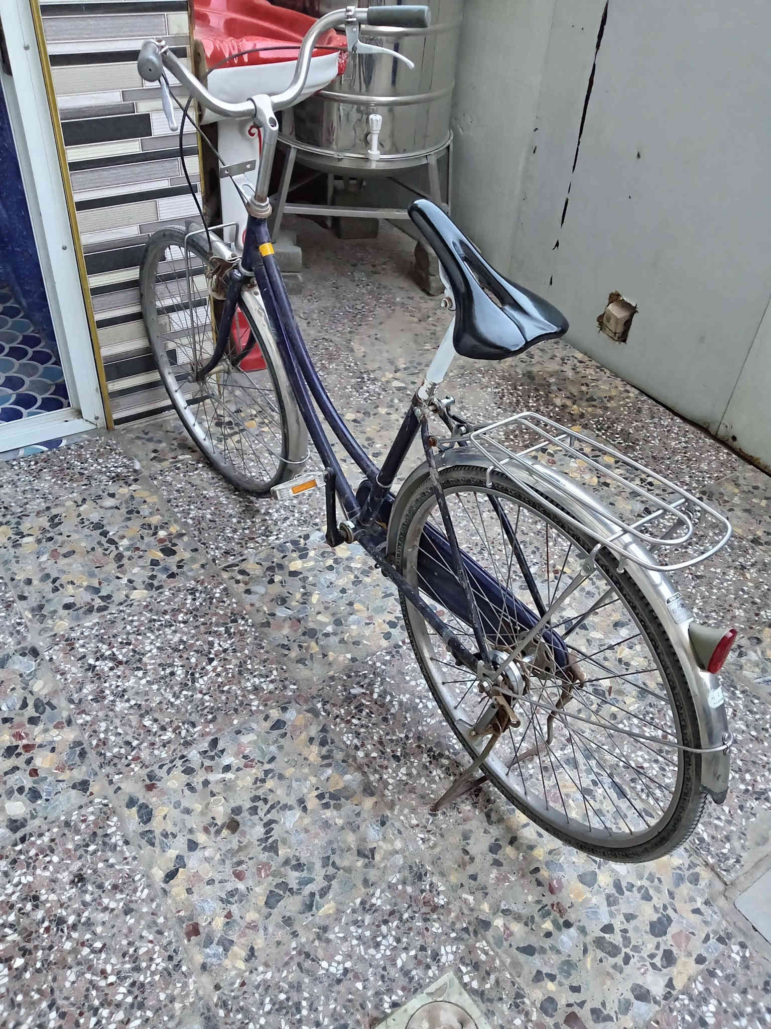 سلام عليكم بايسكل بناتي يابان نظيف وشغال كامل حجم ٢٦ السعر ٧٥ الف بي مجال لشراي قليل لاستفسار خاص موجود أو ***********
