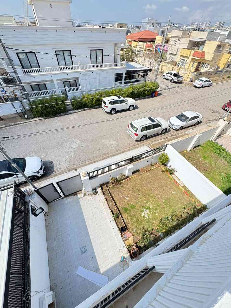 🔱#عرض_جديد_
🔱#دار_للبيع_في_هولير_ستي_

🔱مساحةً الدار 200م موقع موميز على شارع20 
🏠الدار يتكون 
🏠(6)غرف نوم#غرفتين_طابق_ثاني_سويتات
🏠4حمامات 
🏠صالة كبيرة 
🏠مطبخ واسع 
🏠 هول داخلي موزع 
🏠كراج +حديقة كبير 
🏠
اللاستفسار اكثر اتصال على الارقام التاليه
***********📞
***********📞
