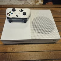 XBOX ONE S عندي اكسبوكس بس منفذ HDمالته عطلان للبيع بسعر مناسب الرقم ل...