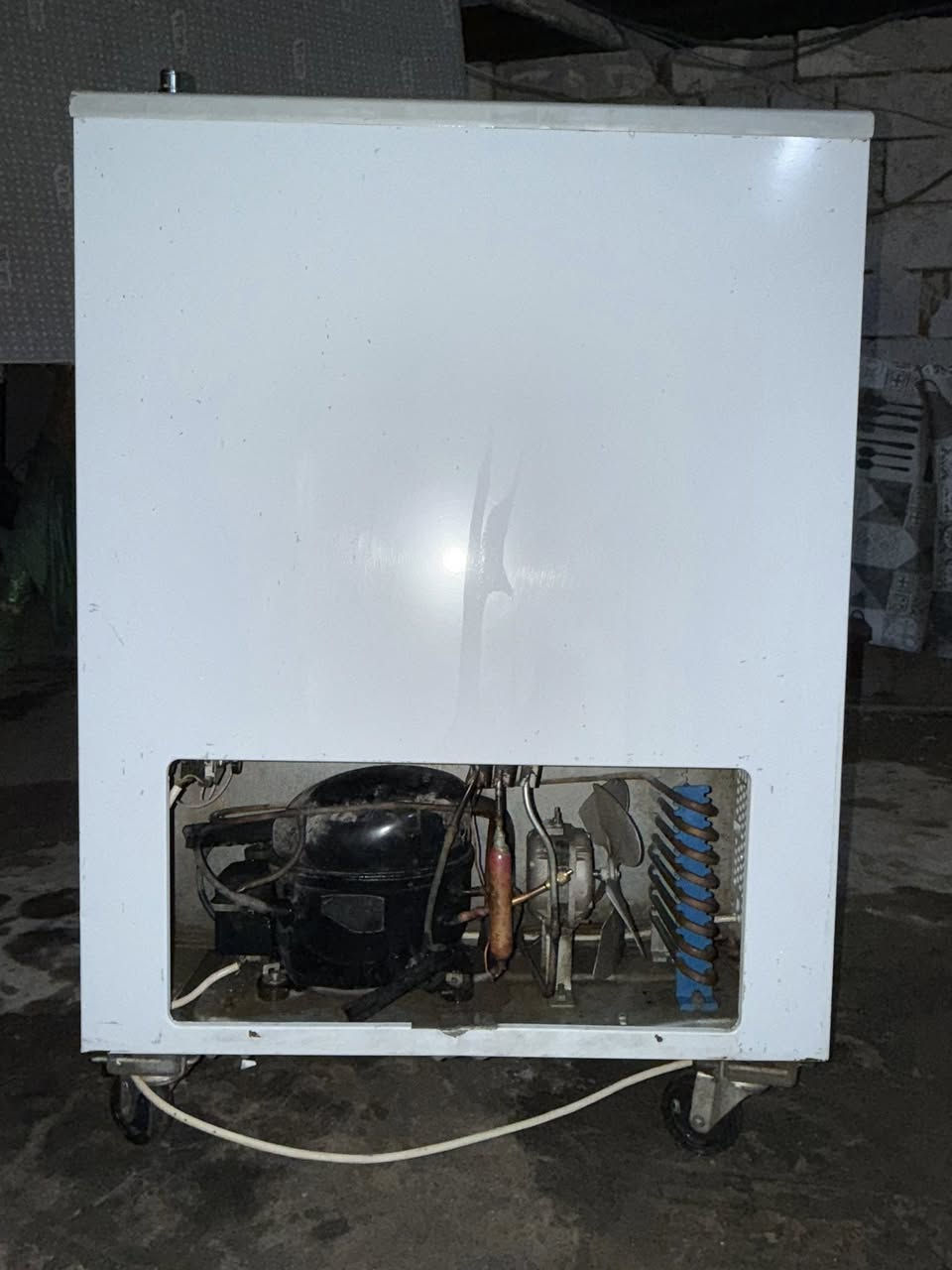 السلام عليكم 
عارضه مجمده للبيع 
الطول متر و 30 العرض 60 
االسعر 350 وبيه مجال 
العنوان : بغداد الشالجيه قرب نادي الزوراء 
*********** التواصل واتساب فقط .
