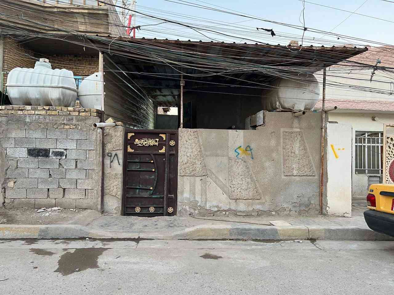 السلام عليكم بيت للبيع سبع قصور مقابل شارع ابو احمد مجاور حسنيه صدر الاخلاق مقابيلها الفرع كافة خدمات بي متوفر ماء مجاري كهرباء جديدة تبليط  مساحه 100 متر  الوجهيه(5) والنزال (20)بيت عكاده بناء قديم  ناصي على شارع يحتاجله ترميم أو تفليش حسب رئيكم  طابو زراعي سند 25 السعر 25 بي مجال الشراء فقط الاستفسار ***********يوجد واتساب رجائن معلومات كامله تخص
 الببت
