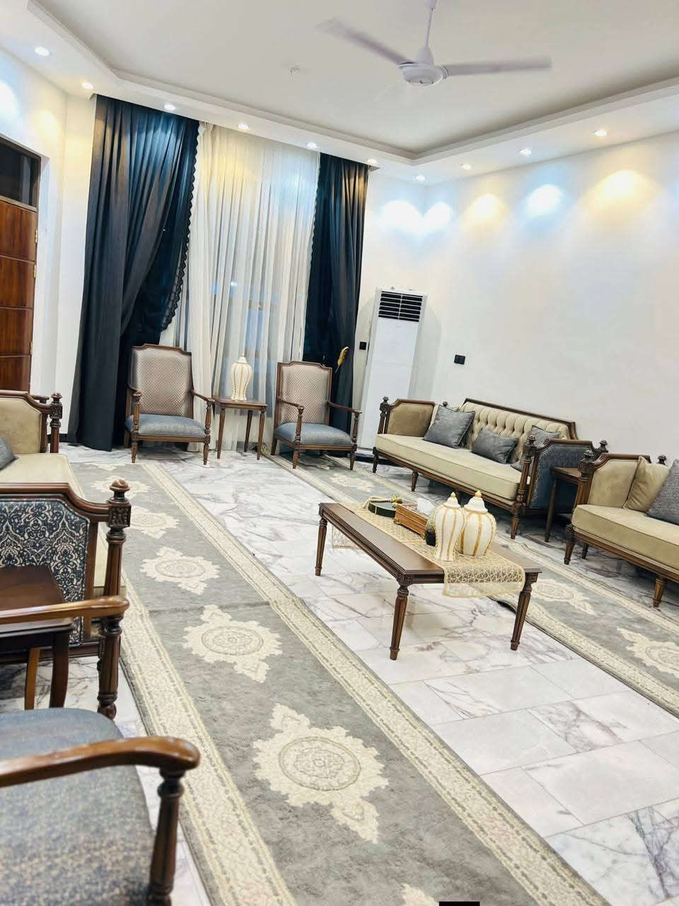 � للبيع دار زراعي سند 25 🏡
الصويرة 
📍 بالقرب من كراج بغداد – شارع الشقق مقابل فلكة المهندس
🚧 على شارع 20م ويبعد 70م عن الشارع العام

🏠 الدار طابقين بناء درجة أولى
الطابق الأول: غرفتين نوم، صالة استقبال، مطبخ حار ومطبخ بارد، ومجمع صحيات داخل البيت
الطابق الثاني: صالة وغرفتين نوم سويت

💧⚡ جميع الخدمات متوفرة
ماء، كهرباء، مجاري، وشارع صبّ

📐 المساحة: 330 متر
🪑 يُباع مع الأثاث

📞 للاستفسار: ***********
أو التواصل خاص
