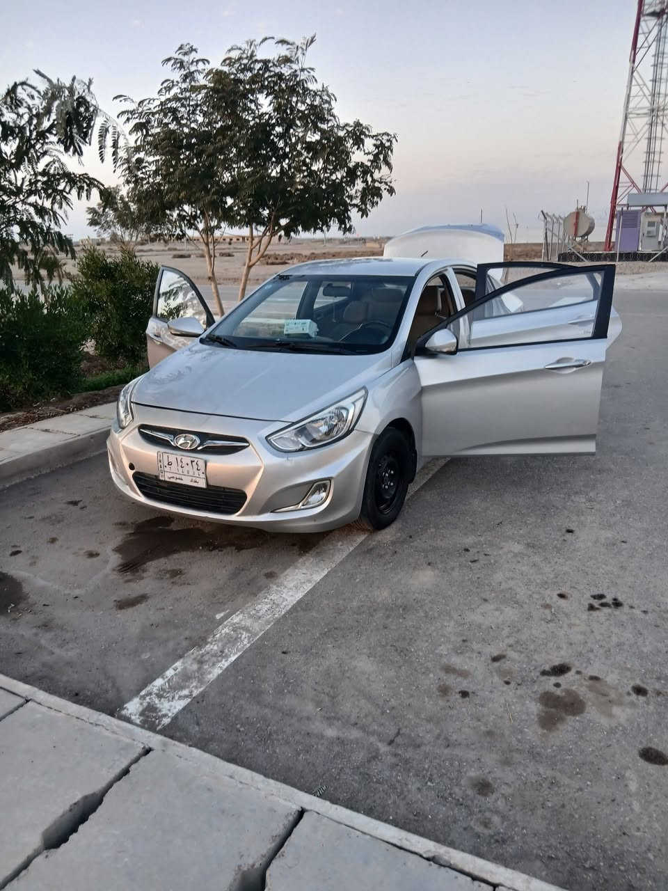 السلام عليكم اكسنت٣٠١٧ خليجي ١٤٠٠ السيارة مثل ما موضح ب صورة ما بيه قطرة صبغ مكفولة كير محرك  رقم بغداد  
مكان السيارة بغداد الشعب السعر ٨٥  رقمي ***********
