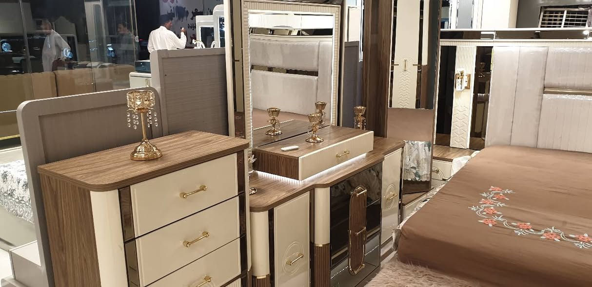 السلام عليكم
غرفة نوم للبيع ١١ قطعة نضيفة جدا 
نسبة النضافة ٩٥%
السرير بي خزانة على كبرة
السعر مليون وميتين 
***********
