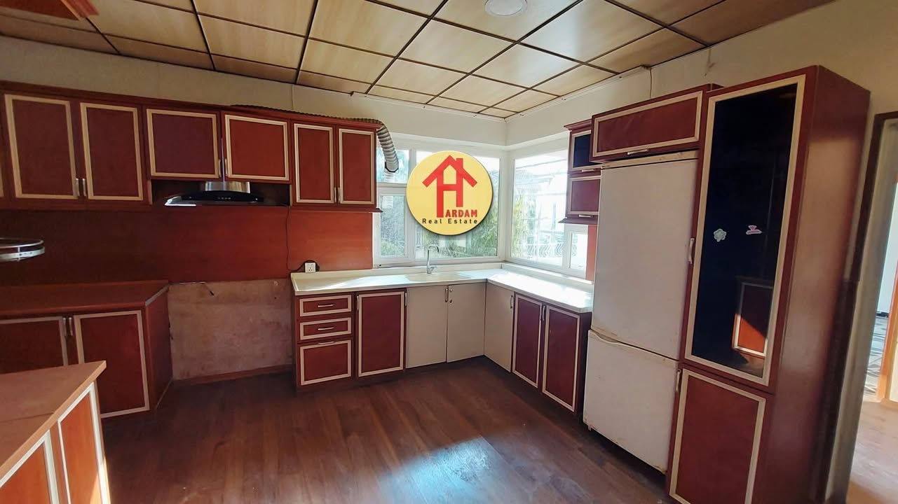 🏡خانوو بۆ کرێ لە گردی سەرچنار
✅ رووبەری  :— ٣٠٠ مەتر سەربەخۆ 

❇ ٢قات بۆ یەک مال 

✳ پێکھاتووە لە  :- حەوشە و حەدیقە ، گەراج دفن  ، مەدخەل میوان ، مەتبەخ و نانخواردن کراوە ،  هۆل  ، ٢ ژووری نووستن  ،
 موشتەمەلات
✅ قاتی دووەم  پێکھاتووە  لە  :— هۆڵێکی گەورە ،  
یەک ژووری نووستن ، موشتەمەلات
 
  🔶کەوانتەر و سپلیتی  تێدایە
 
 ✔لەسەر شەقامی ٢٠مەتر 

📌 بۆ زانیاری زیاتر و بینینی خانووەکە پەیوەندی بکەن بە
نوسینگەی هەردەم 

☎ ژمارەی مۆبایل  :- *********** - ***********

📍یاخود سەردانی نوسینگەی هەردەم بکەن ناونیشان 
گردی سەرچنار پشت شووقەکانی بەھاران شەقامی ٥٩ بەرامبەر مزگەوتی بیلالی حەبەشی
