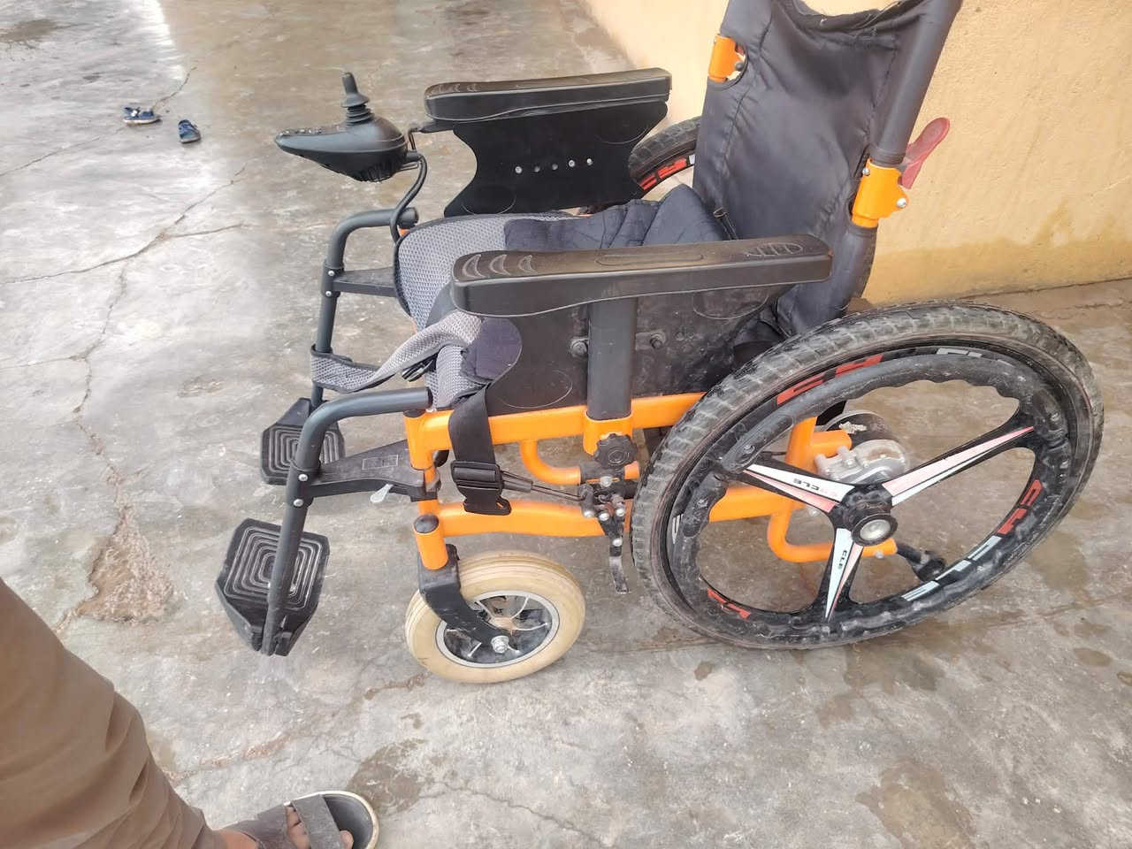 السلام عليكم دراجه معوقين كهربائيه جديده وحده  والثانيه مستخدمه شهر للبيع الاتصال  عل رقم***********
