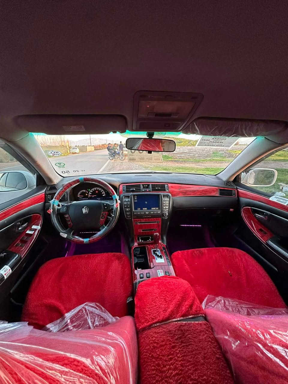 شاهینە ٢٠٠٦ 
بڕاوە سپۆرت
بێ داعمو لێ دراو
سەیارەکە زۆر پاکە 
سەخفی بۆیاخ نیەو کەڤەر گۆراو نیە 
شەنسی بەشەرت 
***********
سەید سادق السليمانية, العراق
