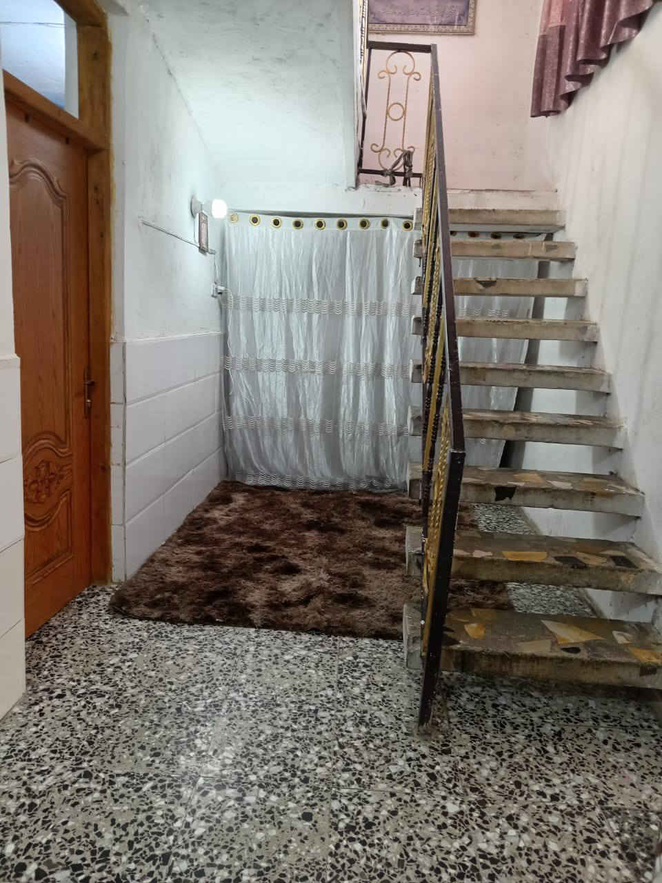 بيت اللبيع مساحة 200 متر قاطين غرفتين نوم بل قاط الثاني وجوة غرفتين نوم مكان بغدادالحسينية  بل بداية منطقة ٣٠٠٠ ألف السعر ١٤٠ هذ رقم والدي ***********
