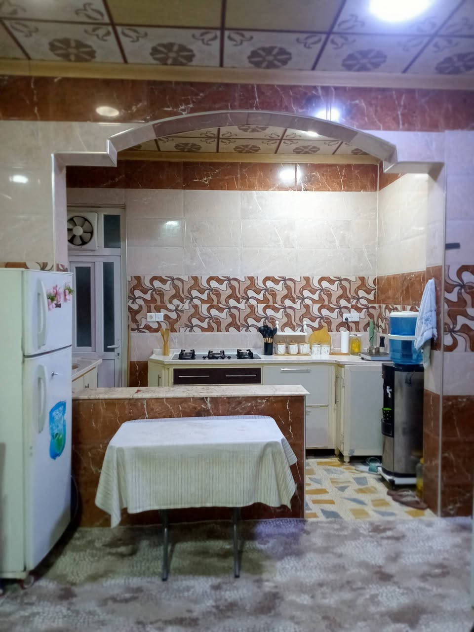 بيت للبيع
حي الملايين الاولى قرب معمل الاخشاب
المساحه360

بناء 180
حديقه180

الواجهه12
العمق30

 طابق واحد (غرفتين، هول، مطبخ حار وبارد، استقبال، صحيات، حديقه كبيره، وكراج) 
  
مساحه الغرف خمسه ونص × اربعه

صنف الارض زراعي، سند 25 حق التصرف
للاستفسار
***********
***********
