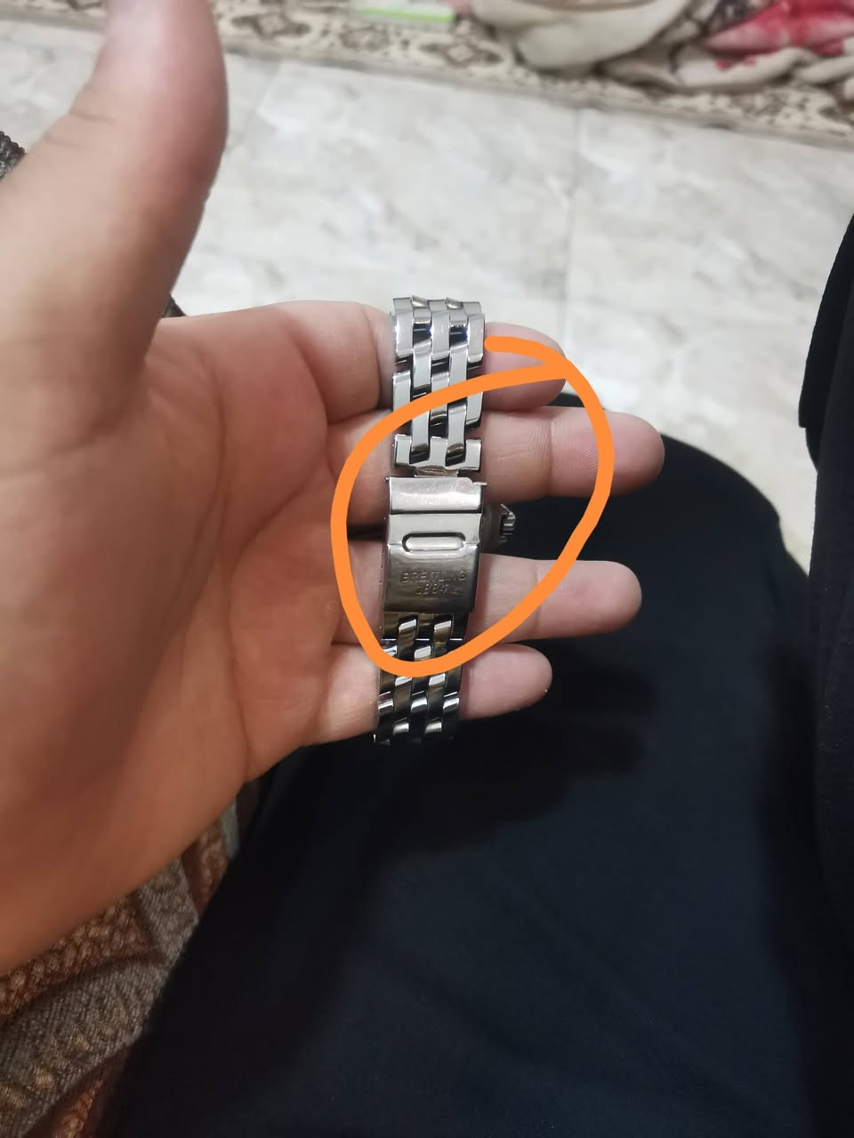 السلام عليكم اخوان هاي الساعة ماركة للبيع وهذا سعرها بالنت 2500$
سعرها مناسب للشراي + ابيع على وضعها هيج 

نظافتها كلش زينه بس امان القفل مال سير طايح والقفل يقفل وكلش طبيعي

الساعة كلها مختمه وبيها رقم الموديل والطراز

#مواصفاتها 

العلامة التجارية:  بريتلينغ

الموديل:  هيدويند

رقم المرجع:A68062

سنة الصنع :  2003

المينا:  ابيض 

المادة: الفولاذ المقاوم للصدأ

السوار/الحزام: سوار طيار من الفولاذ المقاوم للصدأ

الوظائف:  الساعات، الدقائق، الثواني، التاريخ، الكرونوغراف

الأبعاد:  قطر 43.7 مم، سمك 15.3 مم

نوع زجاج الساعة :كريستال ابيض

العيار: عيار ميكانيكي  ذاتي التعبئة  45

مقاومة للماء حتى  عمق 500 متر


**إذا كنت صاحب هذا الإعلان وتريد حذفه لأي سبب، رجاءا أرسل رسالة إلى الدعم الفني**