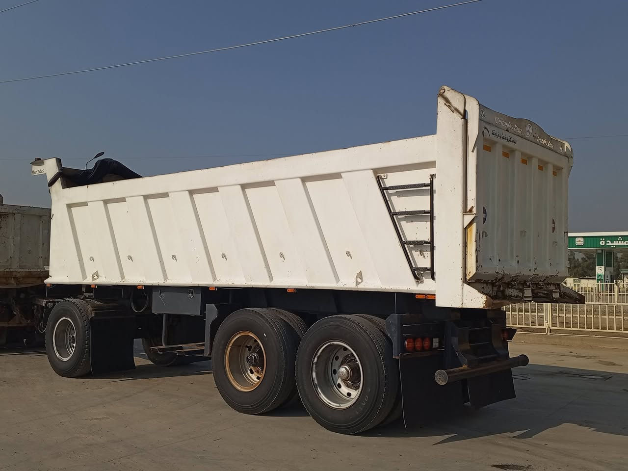 البيع مقطورة مايلر تفصل النجف عبودي وامين شاصي 16 دنانير 16 تخم تاير طول 7:30 ارتفاع 135 ذرعتها 22 حديد اوكراني مقطوره كفاله عامه *********** مكان واسط الصويره
