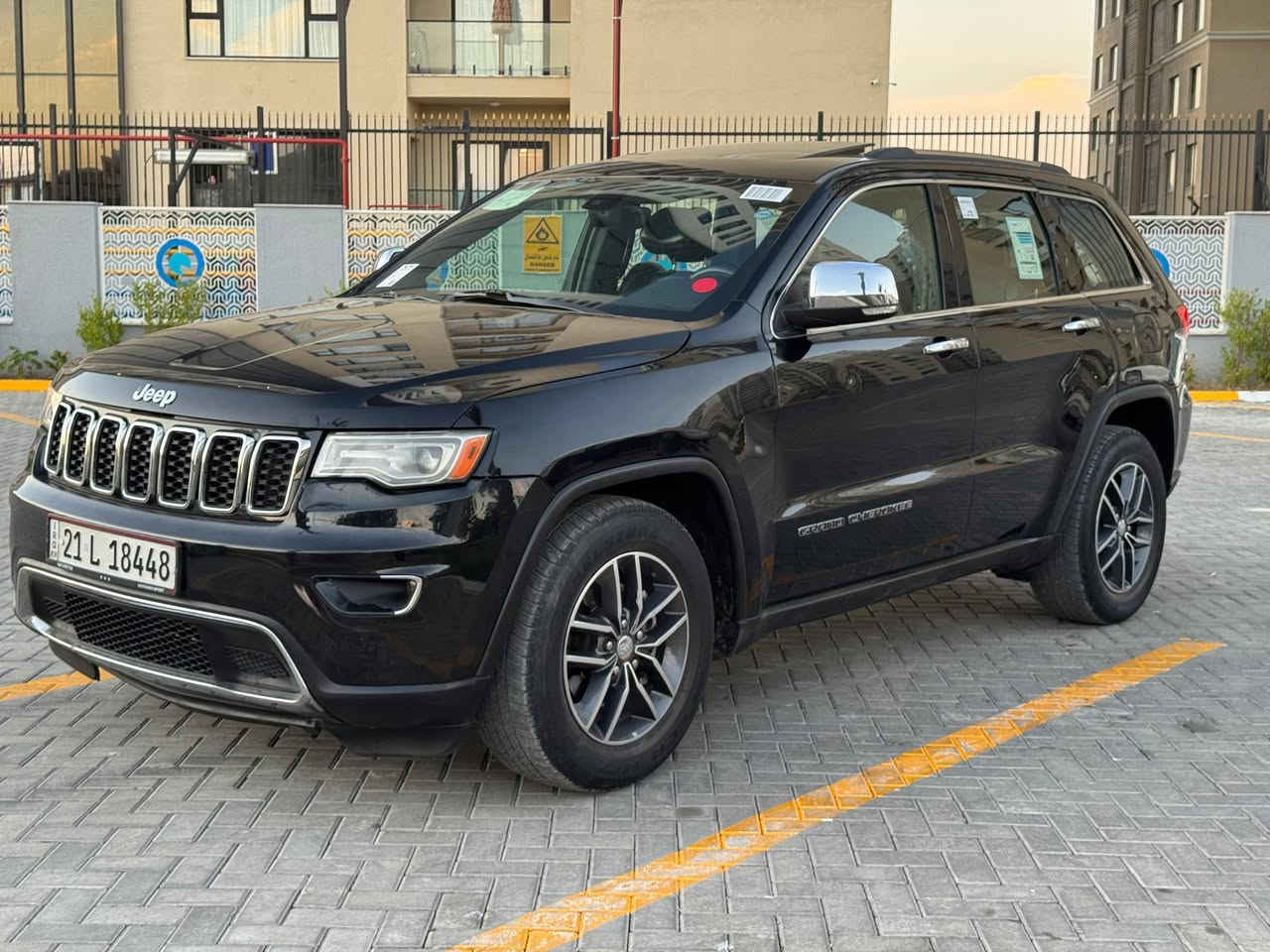 السلام عليكم
جيب كراند شيروكي
فول مواصفات لمتد  موديل 2018 رقم سليمانيه 
حادثها جاملغين امامي وبنيد وجاملغ خلفي شرط الفحص 
مواصفات 
1- بصمه تشغيل + بصمه أبواب 
2- بانوراما 
3-محرك 6 سلندر 
4- كراسي جلد + كهرباء 
5- شاشه + كامره 
6- صندوق كهرباء 
7- فور ويل 
بعد بيها سياره جاهزه أي نقص مابيها 
تحويل وكاله مضمون 
 مكاني بغداد حي الجهاد 
السعر 190 $ بيها مجال 
رقمي ***********
