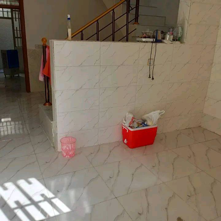 بيت للبيع مستعجل مستعجل بي مجال للشراي الصدك 35 وبي مجال 
بيت للبيع مستعجل وسعر مناسب 35 وبي مجال للشراي 

بيت للبيع

يحتوي على غرفة  وصاله ومطبخ و صحيات عدد 1
يحتوي ميزانية كهرباء وخط سحب مولد ذهبي وسخان كامل

محمد  ***********

متواجد واتساب ،

عنوان مجمع سيد اسماعيل

كربلاء مجمع سيد اسماعيل السكني بيت للبيع مساحة 50 متر  سند 25 قرار محكمة يم عمود ١٤٣ خدمات كامله ماي مجاري كهرباء تبليط ويجود فيه ميزانية كهرباء 

للاستفسار واتس او اتصال متواجد 24 ساعة 

***********
#للجميع
البيت شكد عدد الطوابق؟ وهل بيه سطح أو حوش أو كراج؟: 
طابق واحد
شنو الحالة الإنشائية والعمر التقريبي للبيت؟ يعني جديد لو مستخدم من فترة، وبي أي ملاحظات أو نواقص؟: 
بيت جديد 
السند 25 وقرار المحكمة: ممكن توضح إذا المعاملة جاهزة للبيع مباشرة لو بيها أي قيود/مراجعات؟: 
سند 25 ما بيها قيود 
السعر 35 مليون: نهائي لو بيه قابلية للمساومة؟ وإذا أكو دفعة/تسليم شلون؟: 
بي مجال 
وين موقع البيت بالضبط بمجمع سيد اسماعيل؟ قريب من أي عمود أو معلم حتى يسهل على الزبون يوصل؟: 
البوابة الاولى فرع السابع 