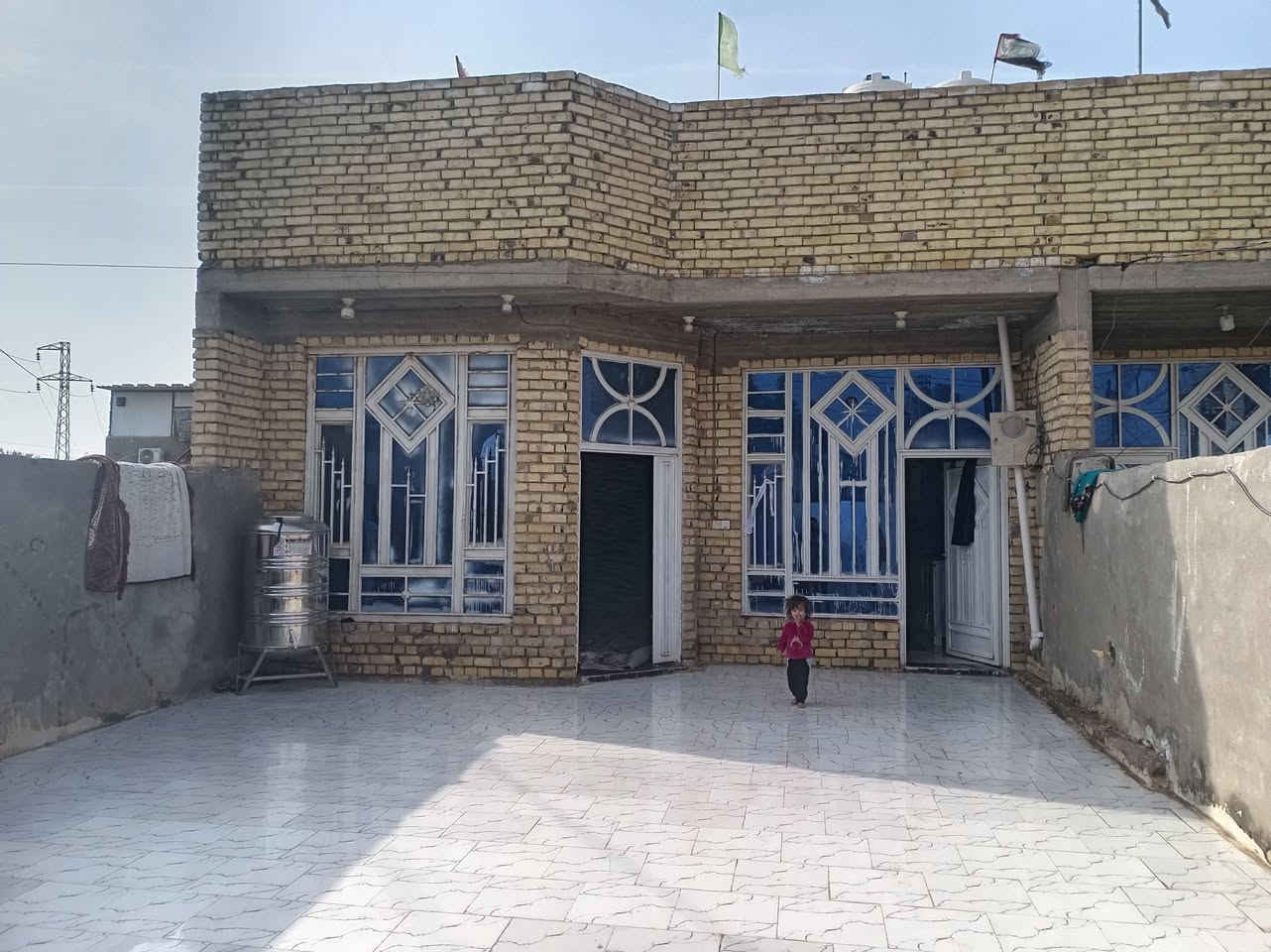 دار للبيع حي الحكيم مساحته ٢٤٠ غرفتين نوم وهول استقبال مطبخ بشارع اسواق البركه يبعدن عني الشارع ٣٠٠ الاتصال واتساب ***********
