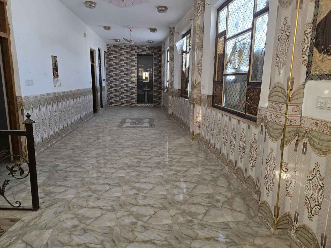 شقة للايجار ع شارع المحيط من جهة مدرسة النبراس للاستفسار الاتصال ع الرقم *********** او ترك رسالة ع ماسنجر .
تتكون الشقة من غرفتين ومطبخ وصالة وصحيات وسطح.
مساحة الشقة ١١٠ متر.
