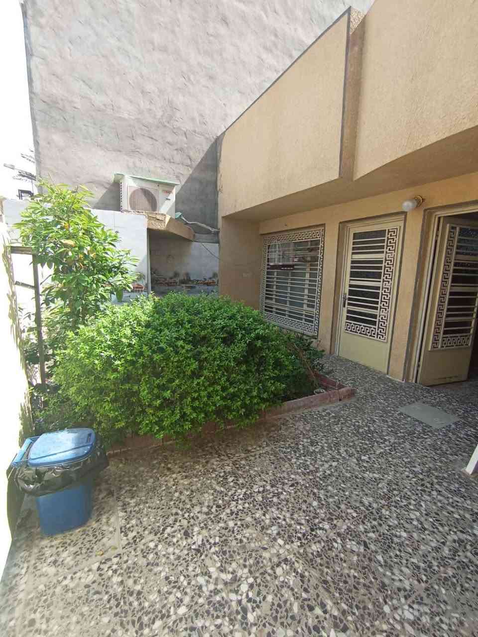 للبيع دار بناء كلاسك نضيف صالح للسكن موقع سكني ممتاز الغدير محله 706 شارع ورصيف عريض رسمي  محتويات الدار الطابق الأرضي مكون من استقبال صالة مطبخ غرفة منام مع الخدمات الطابق الثاني منام 1 صالة مع الخدمات وسطح مع مخزن                                     المساحه 134م الي بالسند واقع حال 150م              واجهة 7.5 ⬇️⬇️⬇️⬇️⬇️⬇️⬇️⬇️⬇️⬇️⬇️⬇️⬇️⬇️     للاستفسار والمشاهدة الاتصال على أرقام المكتب *********** 📞*********** نستقبل جميع العروض
