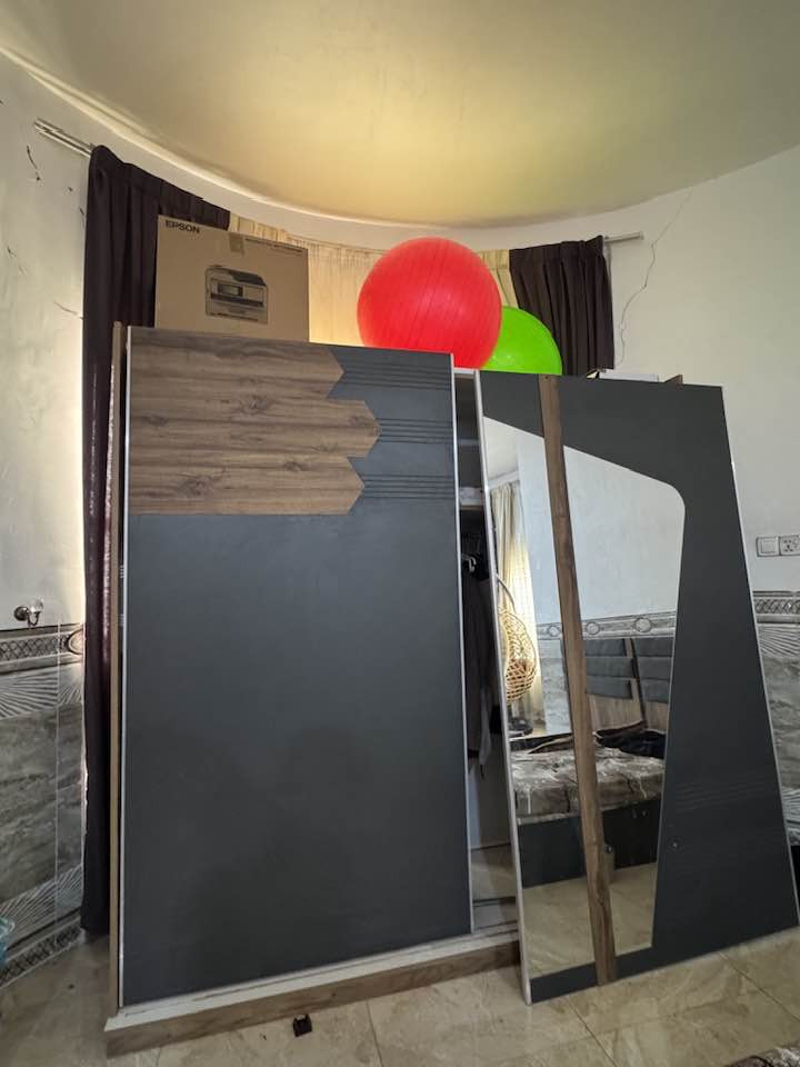 السلام عليكم من رخصة الادمن غرفه  نوم تركي مكونة من كنتور الارتفاع 2متر العرض 220 +جربايات2 /  الطول 2 متر العرض 90 + ميز تواليت الارتفاع 140 العرض 90 /مابيه شي فقط الكنتور يحتاج تركيب /للبيع مستعجل مكاني البصرة السعر 200 مستعجل للاستفسار الرقم ***********
