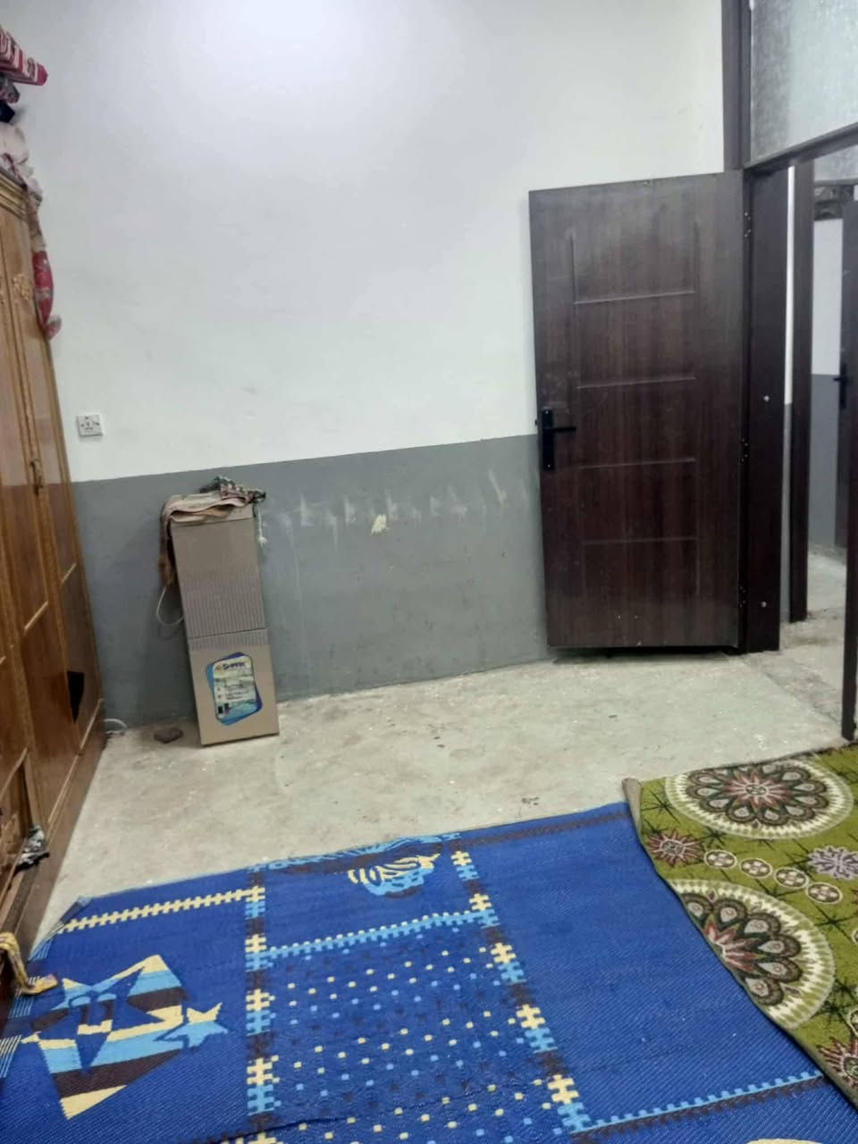 دار للبيع مساحه 100 مربع بناء حديث خلف مستشفى مباشر على شارع مكون من هول ومطبخ صاله غرفه نوم  وصحيات منور موقع جيد جداً الستفسار على رقم ***********
