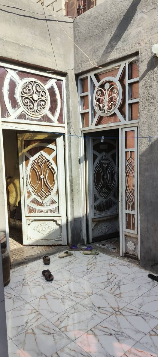 بي للبيع 100 متر طابو صرف يتكون. من غرفه وهول ومطبخ وحمام داخلي واستقبال خارجي بناء بلوك كهربائي السقف عكاده المكان سوق الشيوخ الصدر الثانيه قرب مدرسة النربد الابتدائيه بسعر 45 للأستفسار ***********
