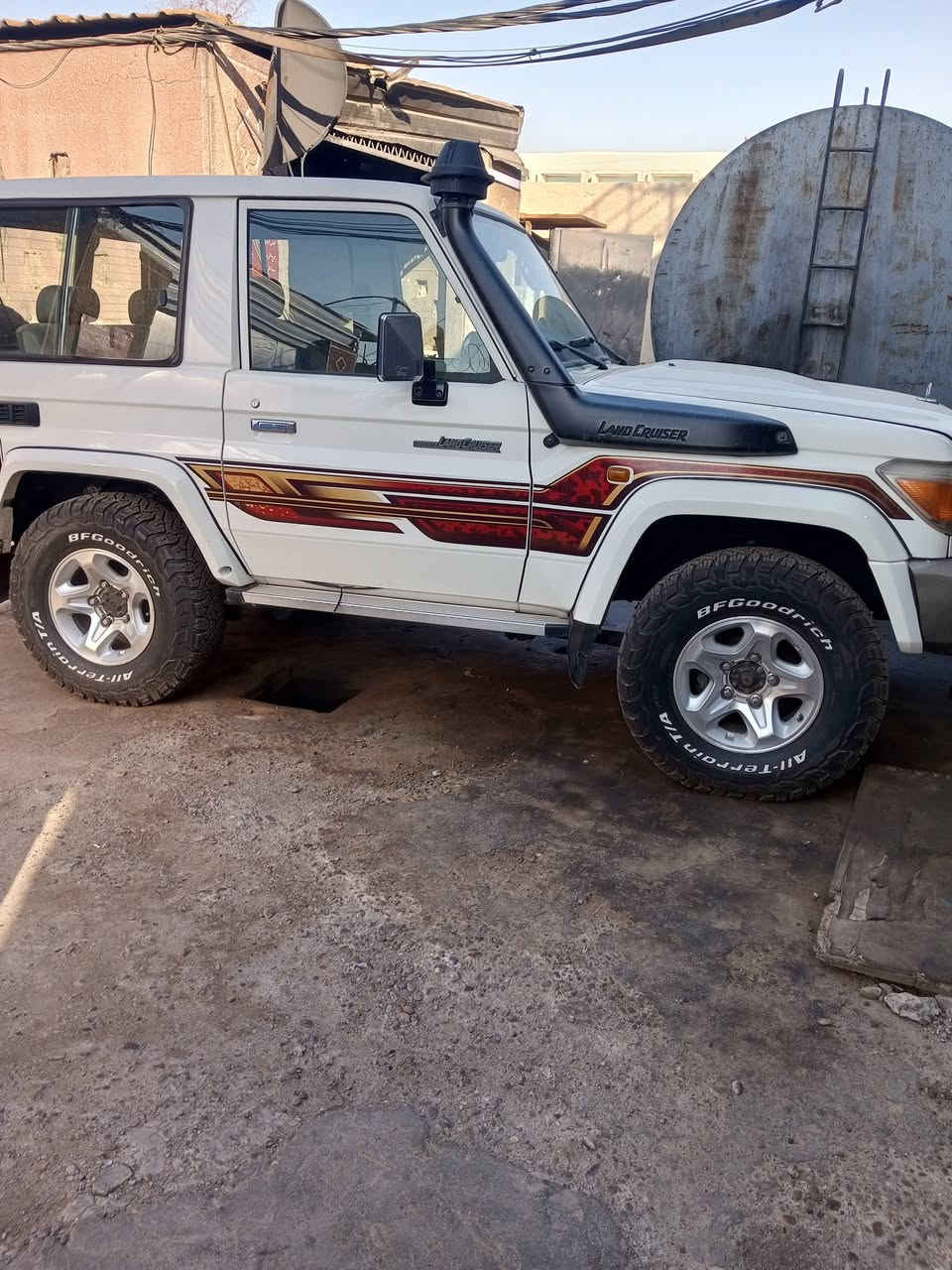 للبيع 
تيوتا لاندكروز حوثية 
2013
وارد خليجي 
السيارة مكفوله كفاله 
من الصبغ وتبديل وبارد 
السيارة جديده 
شرط كير ومحرك مكفولات 
ع وضع الشركه 
رقم بغداد 
تبريد ثلج 
مكان بغداد الكرخ 
***********
