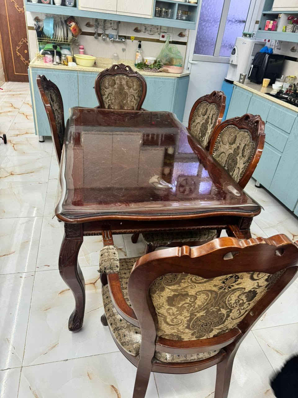 ميز زان ويا ٦ كرسي واحد فقط مكسور***********
