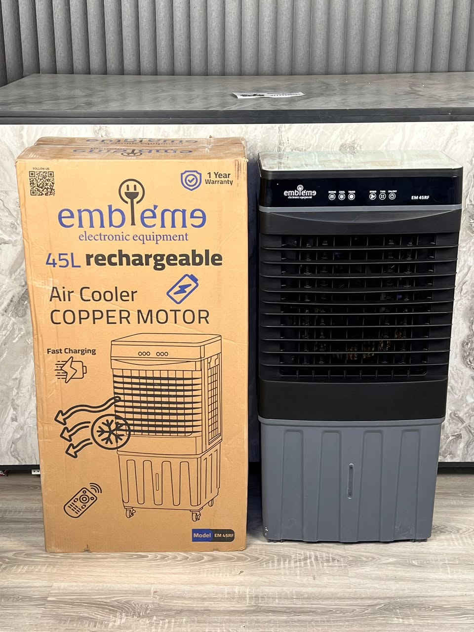 #الوكيل_الحصري_لشركه_امبليوم_في_النجف_الأشرف🫡

💥 مفاجأة الموسم الأقوى والأكثر طلباً وصلت! 
 مبردة شحن حجم كبير50 لتر  من Embleme
 قوة تبريد عالية 
 أداء ممتاز لكل مكان
 تصميم عملي وسهل الاستخدام
 الكمية محدودة جداً – لا تفوتوا الفرصة

🔷ضمان سنه كامله من تاريخ الشراء 

اوقات دوام الرسمي  🔻 

10 صباحا لغايه 12 ليلاً

‎موقعنا 📍 : نجف الاشرف - شارع المطار -  مقابل بوابه الدخول - أو على جهه مخابز وافران النجف 

*********** 📞***********⁩
